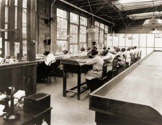 Le ragazze del radio lavorano in una fabbrica della United States Radium Corporation, c.1922 (foto seppia)